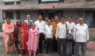 सुअर फार्म की गंदगी से परेशान हुआ बाड़ी डुग्घ गांव  समस्या के समाधान की मांग को लेकर पहुंचे उपायुक्त कार्यालय  हमीरपुर