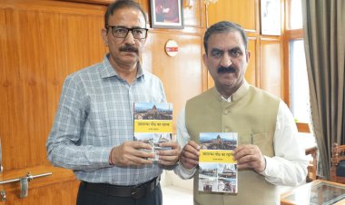 मुख्यमंत्री ने अजय पराशर की दो पुस्तकों का विमोचन किया