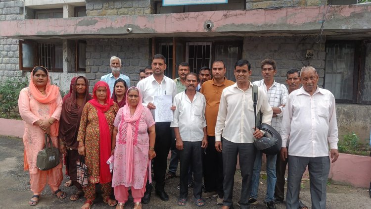 सुअर फार्म की गंदगी से परेशान हुआ बाड़ी डुग्घ गांव समस्या के समाधान की मांग को लेकर पहुंचे उपायुक्त कार्यालय हमीरपुर