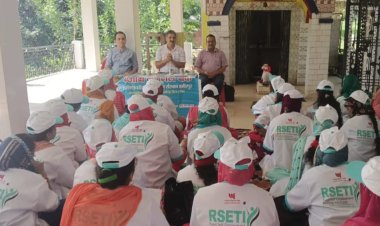 सठवीं की महिलाओं को दी स्वच्छता मिशन और बैंकिंग योजनाओं की जानकारी