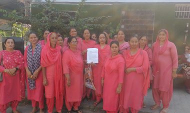 आशा वर्कर्स के लिए स्थाई नीति बनाने के लिए डीसी हमीरपुर के माध्यम से मुख्यमंत्री को भेजा ज्ञापन