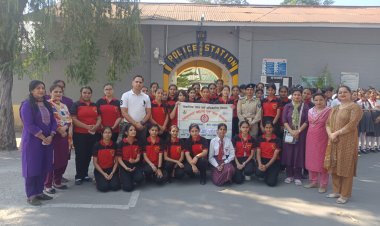 छात्राओं को दिखाई पोस्ट ऑफिस, बैंक और थाने की कार्यप्रणाली