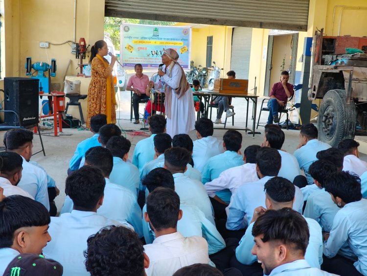 लोकगीतों और नुक्कड़ नाटक से समझाए आपदा से बचाव के उपाय