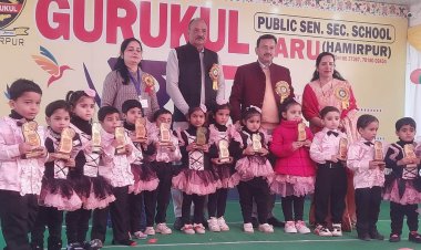 कुलदीप सिंह पठानिया ने गुरुकुल स्कूल बड़ू के मेधावी विद्यार्थियों को बांटे पुरस्कार
