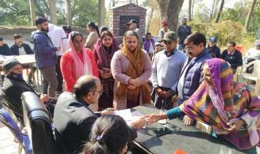 जनसमस्याओं के निवारण के लिए बकारटी पहुंचे एसडीएम और अन्य अधिकारी