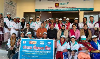 कड़साई की महिलाओं ने ली मोमबत्ती बनाने की टेªनिंग