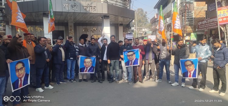 संसद में भाजपा सांसदों के साथ अभद्र व्यवहार पर किया भाजपा ने विरोध प्रदर्शन