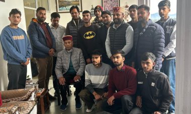 नए साल 2025 की बधाईयों को लेकर प्रातः काल से ही समीरपुर धूमल  का आशीर्वाद लेने पहुंचे जिला व प्रदेश के कार्यकर्ता