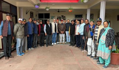 भूतपूर्व सैनिक वीर नर्स और सैनिक आश्रित परिवारों के एक प्रतिनिधिमंडल ने पूर्व मुख्यमंत्री धूमल से की मुलाकात