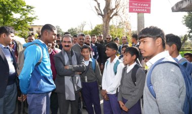 क़ाफ़िला रोक स्कूली बच्चों से मिले सीएम, फीडबैक भी ली