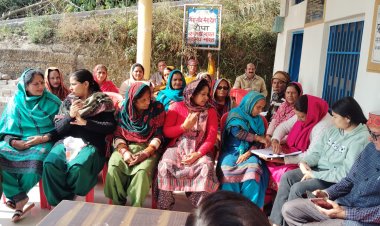 कांगड़ा केंद्रीय सहकारी बैंक कालेअंब के अधिकारियों ने रोपा में बताई बैंक की योजनाएं