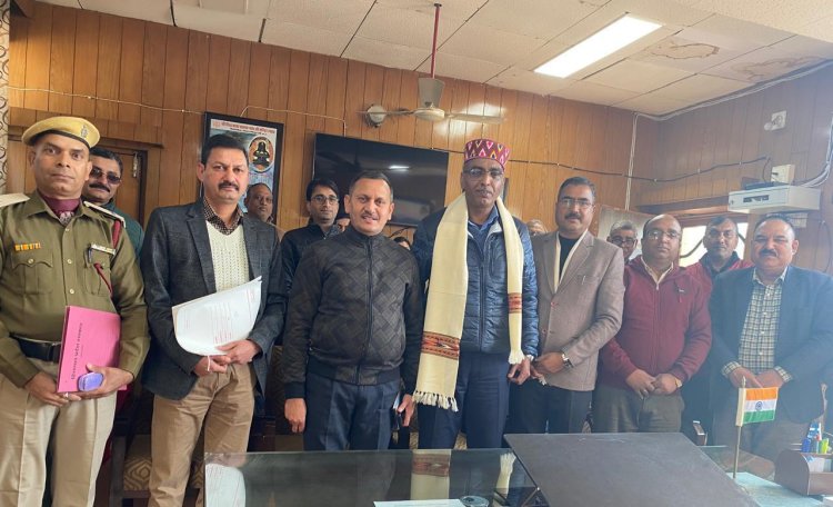 उपायुक्त ने बड़सर में की सरकारी योजनाओं की प्रगति की समीक्षा