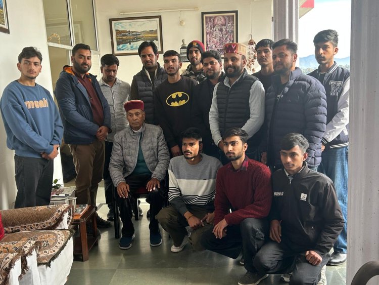 नए साल 2025 की बधाईयों को लेकर प्रातः काल से ही समीरपुर धूमल का आशीर्वाद लेने पहुंचे जिला व प्रदेश के कार्यकर्ता