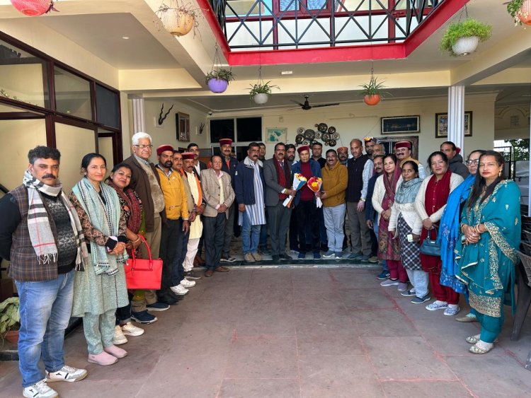 सुजानपुर और बमसन के नवनियुक्त भाजपा मंडल अध्यक्षों ने समर्थकों सहित पूर्व मुख्यमंत्री धूमल का लिया आशीर्वाद