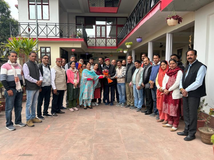 सभी भाजपा मंडलों की कार्यकारणी की नियुक्तियों के बाद पूर्वमुख्यमंत्री प्रोफेसर धूमल का आशीर्वाद लेने समीरपुर पहुंच रही भाजपा मंडल टोलियां