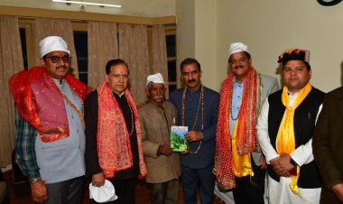 मुख्यमंत्री ने 90 वर्षीय समाजसेवी हरि सिंह राणा की पुस्तक का विमोचन किया