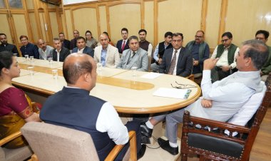 मुख्यमंत्री ने अधिकारियों से ईमानदारी और पारदर्शिता के साथ कार्य करने का आह्वान किया