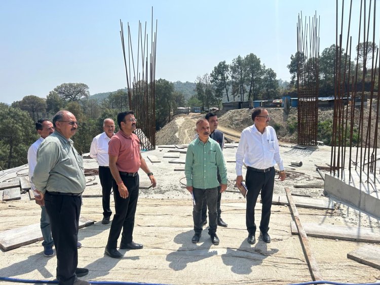 एचआरटीसी के एमडी डॉ निपुण जिंदल ने किया निर्माणाधीन बस अड्डे का निरीक्षण