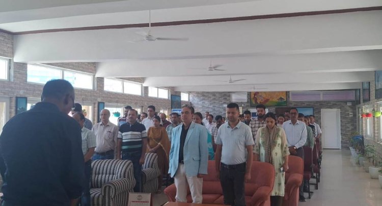 अधिकारियों-कर्मचारियों ने पहलगाम में मारे गए लोगों को दी श्रद्धांजलि