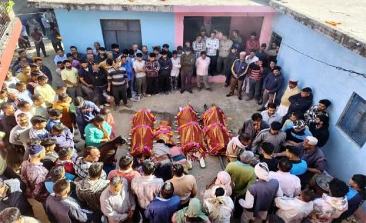 कार हादसे में मारे गए 5 लोगों का हुआ अंतिम संस्कार, एक ही घर से उठीं 4 अर्थियां
