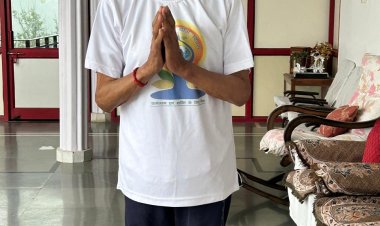 विश्व योग दिवस पर प्रो. प्रेम कुमार धूमल ने किया योग, बताया जीवन में इसका महत्व