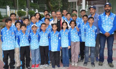 राष्ट्रीय आइस स्केटिंग चैंपियनशिप के लिए मुख्यमंत्री ने राज्य के दल को रवाना किया