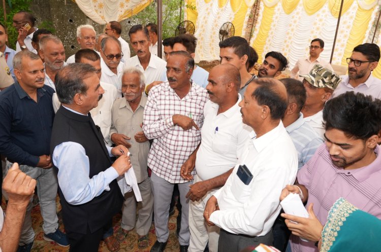 मुख्यमंत्री ने सेरा के विश्राम गृह में सुनीं जनसमस्याएं