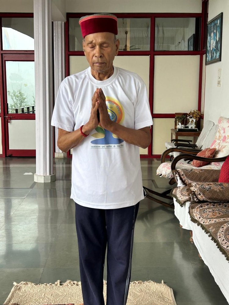 विश्व योग दिवस पर प्रो. प्रेम कुमार धूमल ने किया योग, बताया जीवन में इसका महत्व