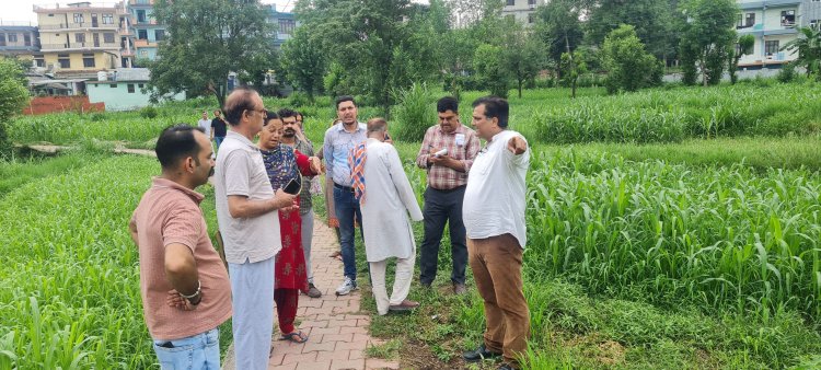वार्ड नंबर 10 में सड़क का होगा विस्तार, एंबुलेंस मार्ग होगा सुगम डॉ. पुष्पेंद्र वर्मा ने किया निरीक्षण