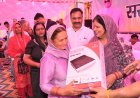 कामगार कल्याण बोर्ड से इंडक्शन चूल्हे प्राप्त करके गदगद हुए कामगार
