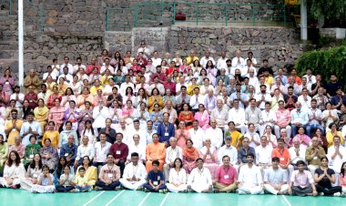 योग के माध्यम से आध्यात्मिक स्थिरता और वैश्विक शांति संभव: शूलिनी विश्वविद्यालय में स्वामी निश्चलानंद