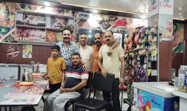 हिमाचल के लोकप्रिय गायक धीरज शर्मा से मैड़ बाजार में भेंट