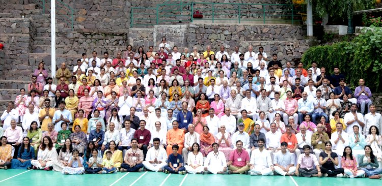 योग के माध्यम से आध्यात्मिक स्थिरता और वैश्विक शांति संभव: शूलिनी विश्वविद्यालय में स्वामी निश्चलानंद