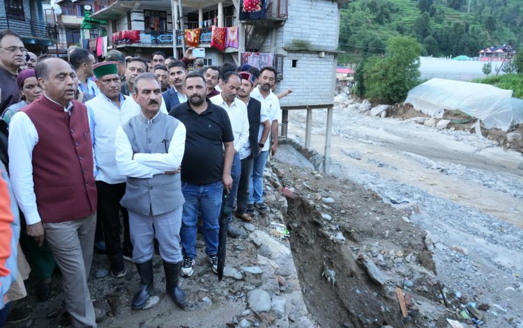 मुख्यमंत्री और नेता प्रतिपक्ष ने आपदा प्रभावित थुनाग बाजार का निरीक्षण किया