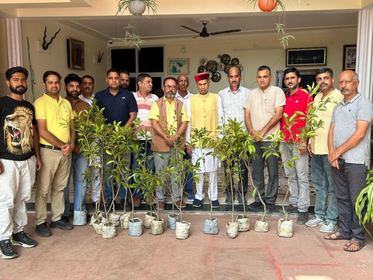 समीरपुर में पूर्व सीएम प्रेम कुमार धूमल ने किया ‘एक पेड़ मां के नाम’ पौधारोपण, सुशील ठाकुर के सौजन्य से बांटे गए पौधे
