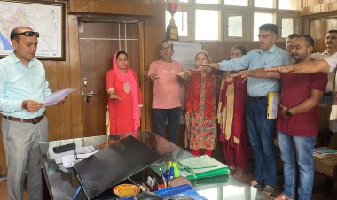 बड़सर में एसडीएम राजेंद्र गौतम ने अधिकारियों-कर्मचारियों को दिलाई नशा मुक्ति की शपथ