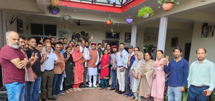 भाजपा जिला कार्यकारिणी के पदाधिकारियों ने पूर्व मुख्यमंत्री प्रो. प्रेम कुमार धूमल के प्रति आभार व्यक्त किया
