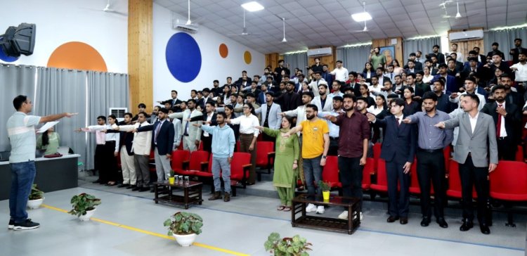 शूलिनी विश्वविद्यालय के छात्रों ने "रैगिंग को ना कहें" की शपथ ली