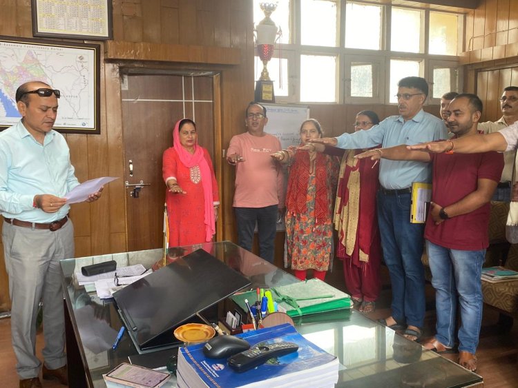 बड़सर में एसडीएम राजेंद्र गौतम ने अधिकारियों-कर्मचारियों को दिलाई नशा मुक्ति की शपथ