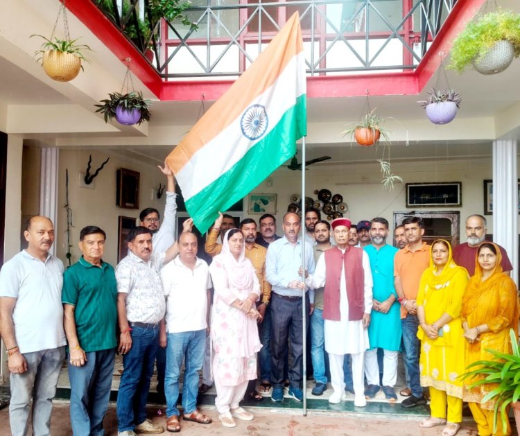 प्रो. प्रेम कुमार धूमल ने समीरपुर में पार्टी कार्यकर्ताओं के साथ मनाया 79वां स्वतंत्रता दिवस