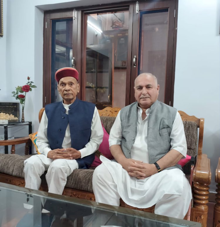 भाजपा वरिष्ठ नेताओं की बैठक: गुलाब सिंह ठाकुर ने प्रो. प्रेम कुमार धूमल से मुलाकात की