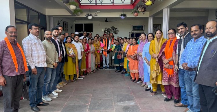 महिला मोर्चा एवं किसान मोर्चा की नवनियुक्त टीमों ने समीरपुर में पूर्व मुख्यमंत्री प्रो. प्रेम कुमार धूमल से मुलाकात की