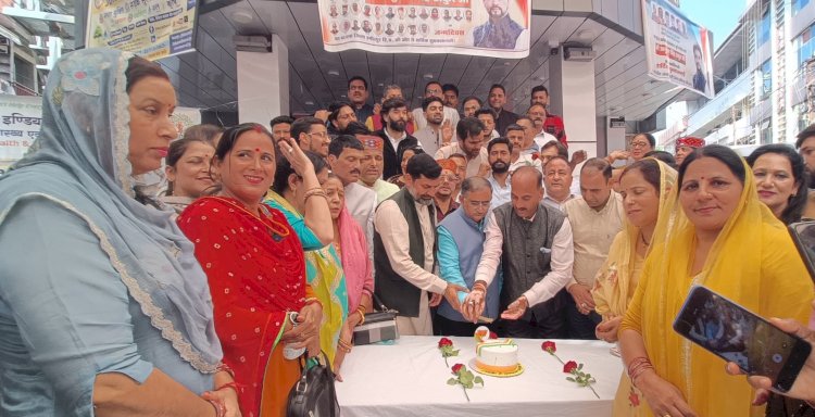 अनुराग ठाकुर के जन्मदिन पर गांधी चौक पर उमड़ी भारी भीड़