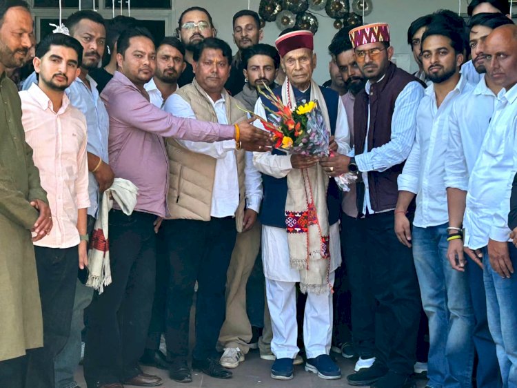 रोहित भारद्वाज ने पूर्व मुख्यमंत्री प्रो. प्रेम कुमार धूमल से मुलाकात की, आशीर्वाद लिया