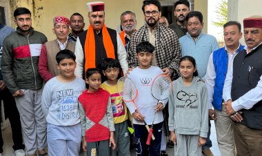 अनुराग ठाकुर ने बड़सर वन विश्राम गृह में सुनी जनता की समस्याएँ