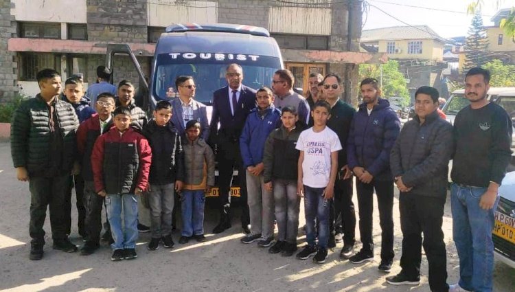 उपायुक्त ने चिल्ड्रन ऑफ द स्टेट बच्चों की बस को हरी झंडी दिखाकर किया रवाना ।