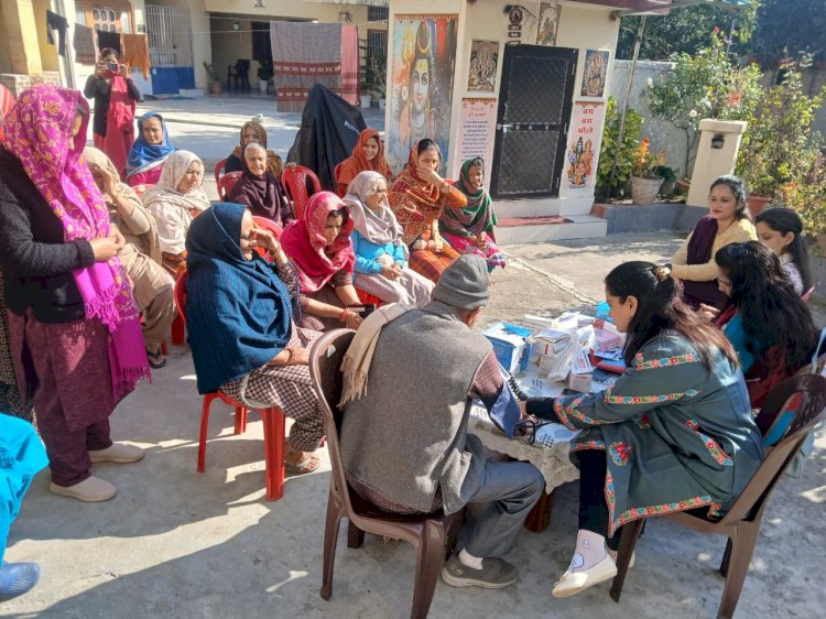 सांसद मोबाइल स्वास्थ्य सेवा टीम ने तरोपका मे जाँचा 52 लोगों का स्वास्थ्य