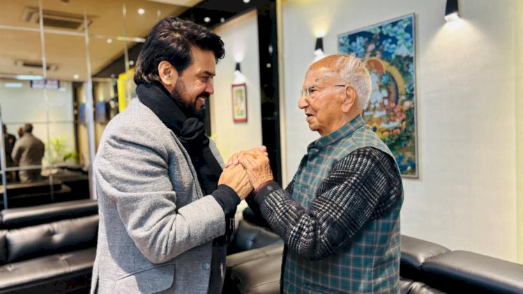 धर्मशाला एयरपोर्ट पर अनुराग सिंह ठाकुर ने शांता कुमार से की स्नेहिल भेंट, लिया आशीर्वाद और मार्गदर्शन