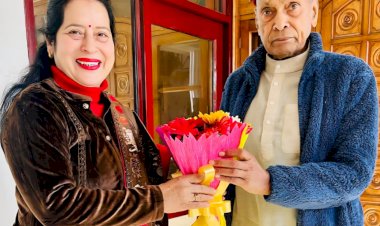 प्रो. प्रेम कुमार धूमल से वीना कपिल ने की शिष्टाचार भेंट, लिया आशीर्वाद