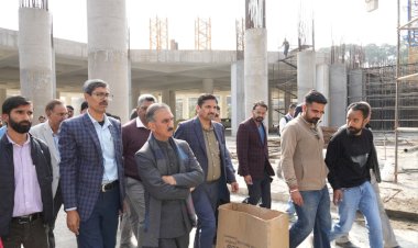 मुख्यमंत्री ने किया निर्माणाधीन जसकोट हेलीपोर्ट और बस अड्डा हमीरपुर का निरीक्षण